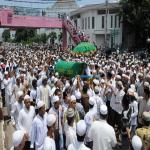Melepas Jenazah Kyai H. Zen Syukri