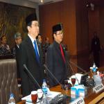 Memimpin Rapat Paripurna